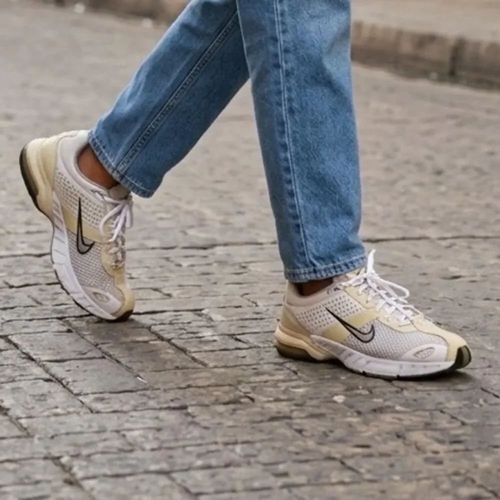 Nike Air Women's White & Yellow Athletic Sneakers - Size: 7.5